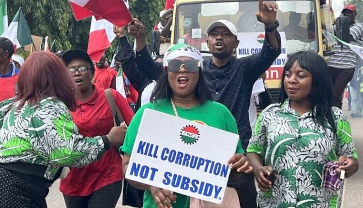 نيجيريا :رفع الحد الأدنى للأجور لم تنجح في إثناء الاتحادات العمالية عن الدخول في إضراب مفتوح